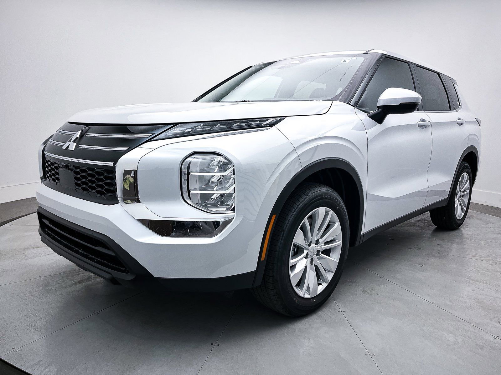 New 2025 Mitsubishi Outlander ES image 3