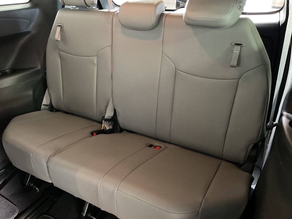 Used 2025 Toyota Sienna XLE FWD image 20