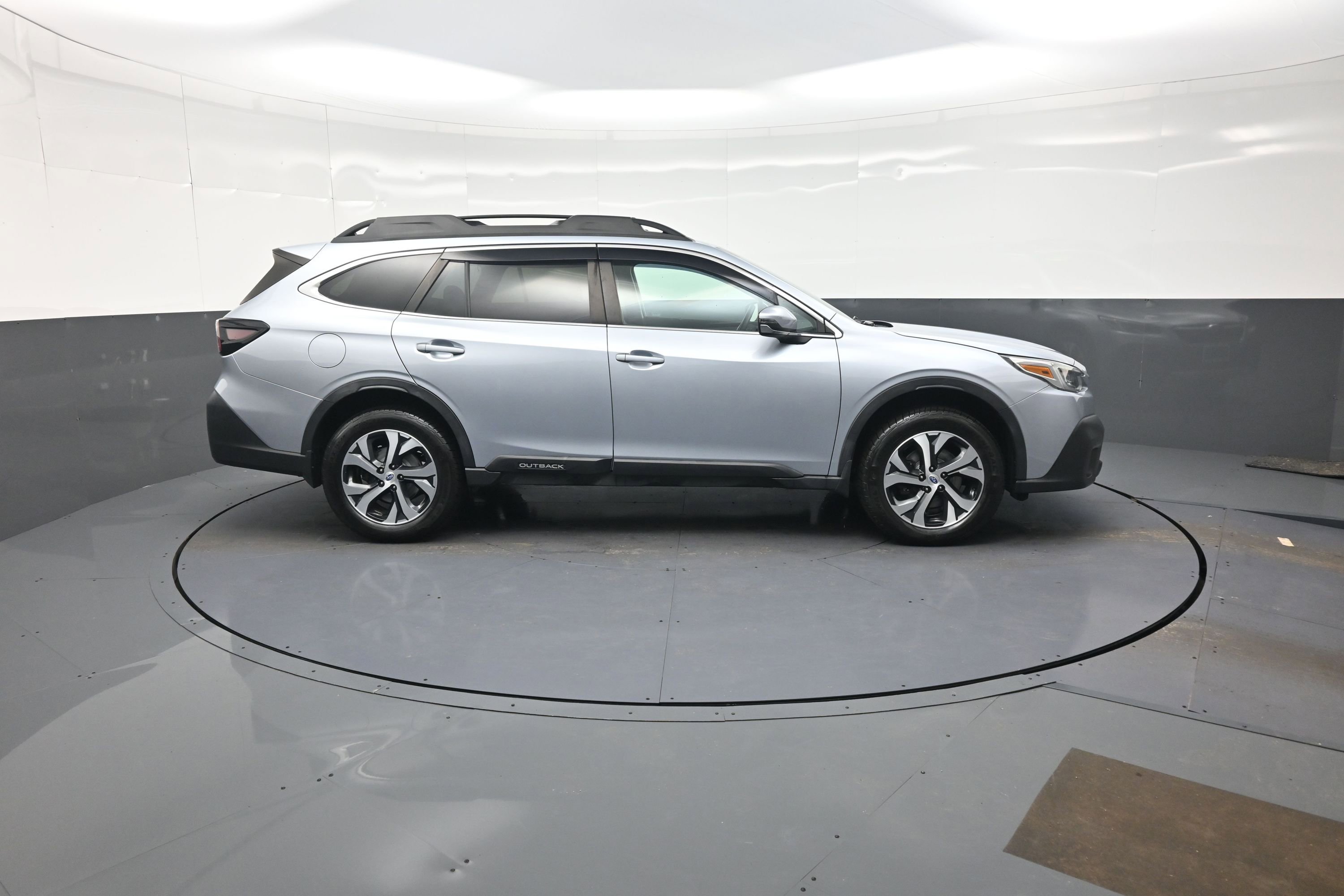 Used 2020 Subaru Outback Limited image 2