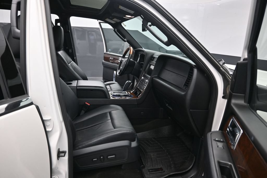 Used 2016 Lincoln Navigator Select AWD/4WD image 36