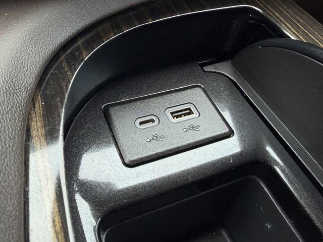 Used 2022 Cadillac Escalade Premium Luxury w/ Performance Package AWD/4WD image 22