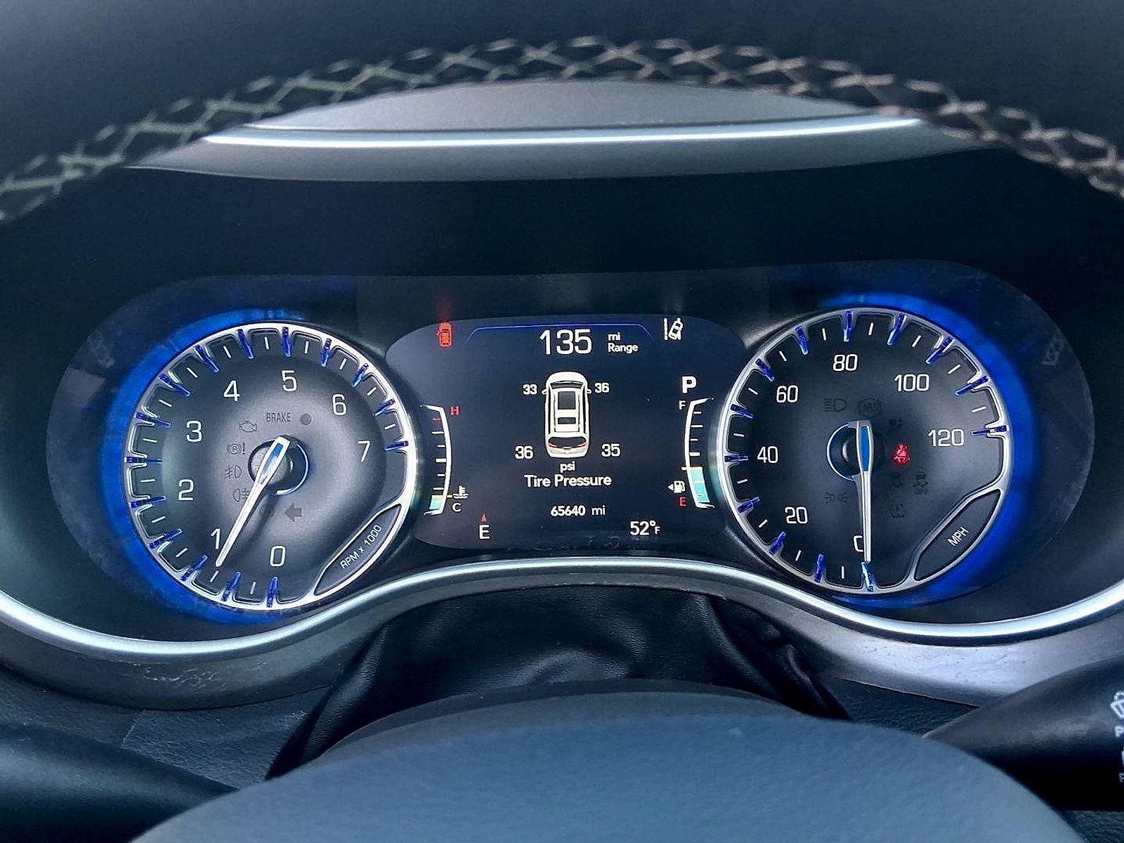 Used 2024 Chrysler Pacifica Touring-L image 9