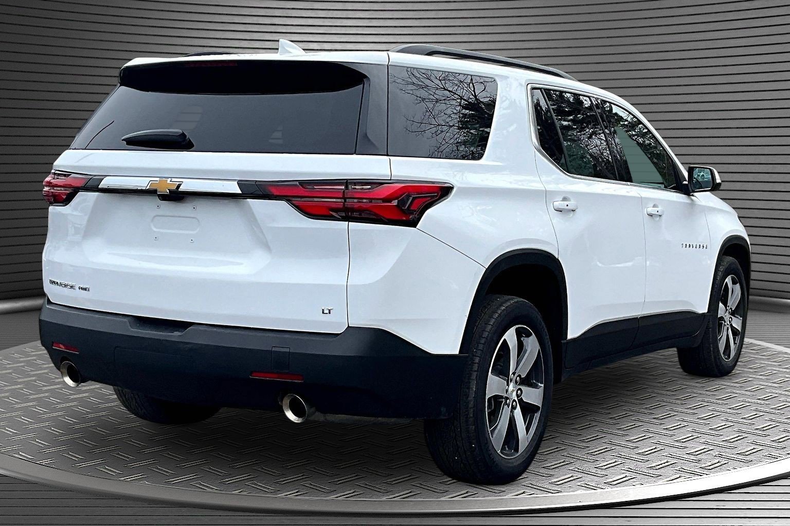 Used 2023 Chevrolet Traverse LT w/ LT Premium Package AWD/4WD image 6