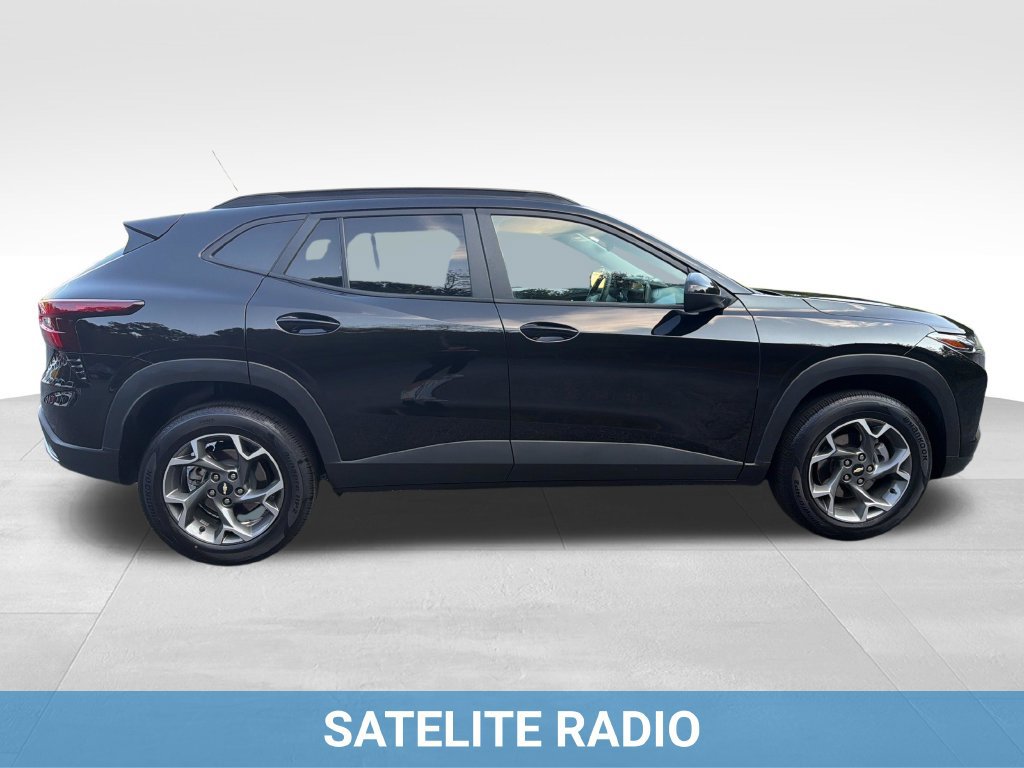 Used 2025 Chevrolet Trax LT FWD image 9