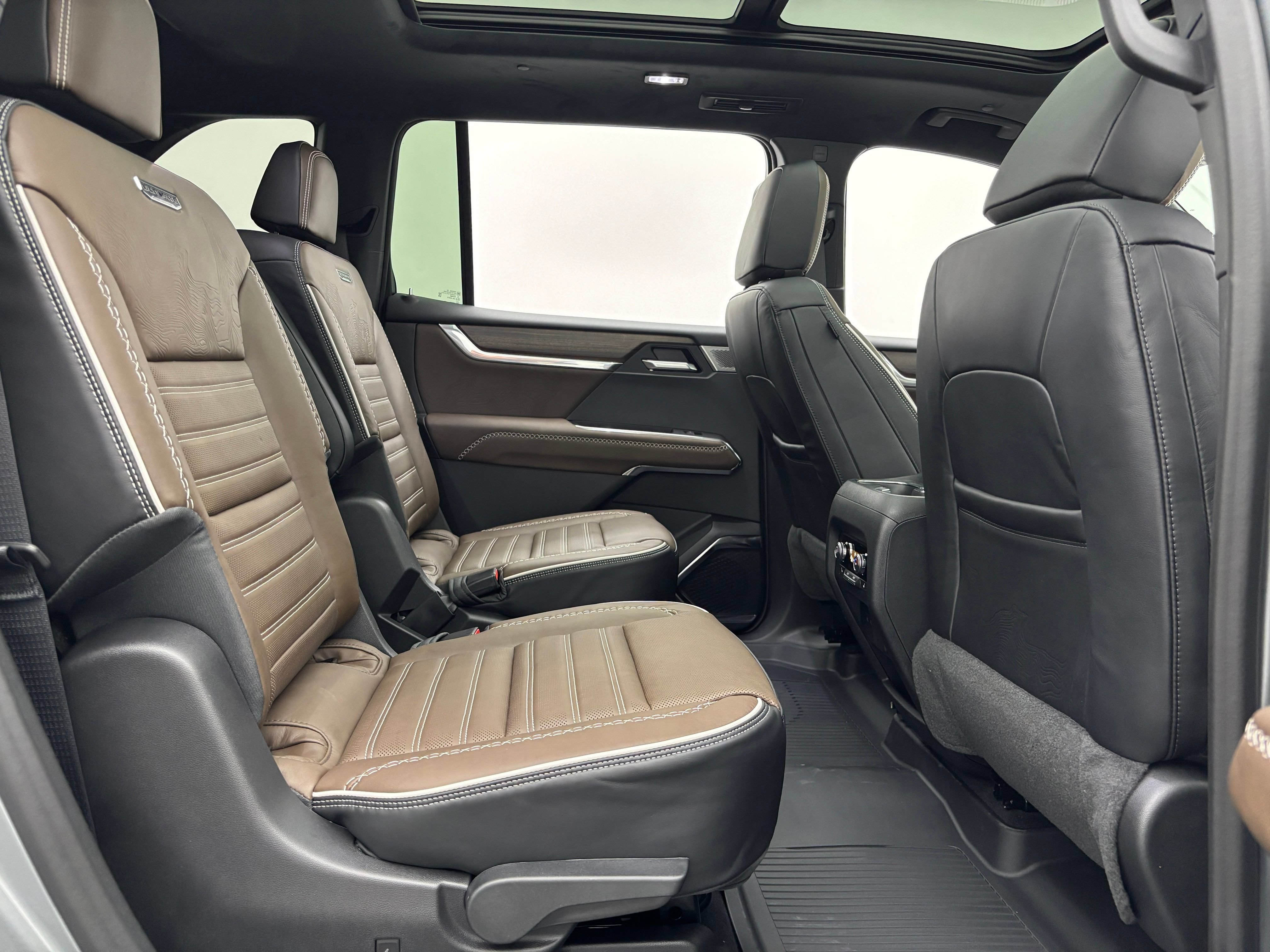 New 2026 GMC Acadia Denali Ultimate w/ LPO, Floor Liner Package AWD/4WD image 43