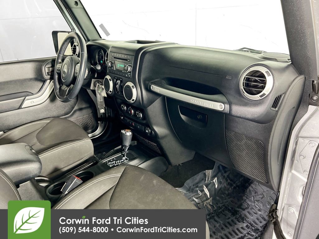Used 2016 Jeep Wrangler Unlimited Rubicon w/ Connectivity Group AWD/4WD image 26