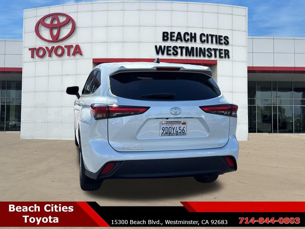 Used 2022 Toyota Highlander LE FWD image 9