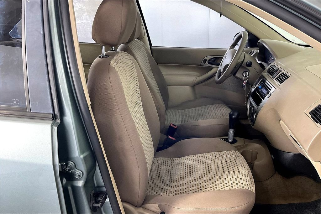 Used 2005 Ford Focus ZX4 Sedan FWD image 9