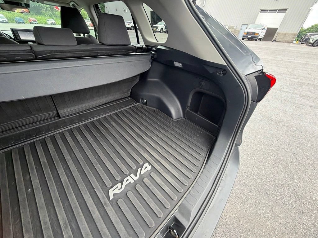Used 2021 Toyota RAV4 XLE w/ XLE Grade Weather Package AWD/4WD image 44
