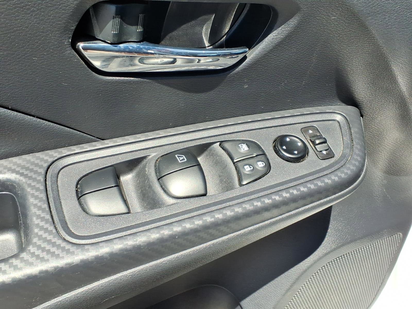 Used 2025 Nissan Versa SV FWD image 5
