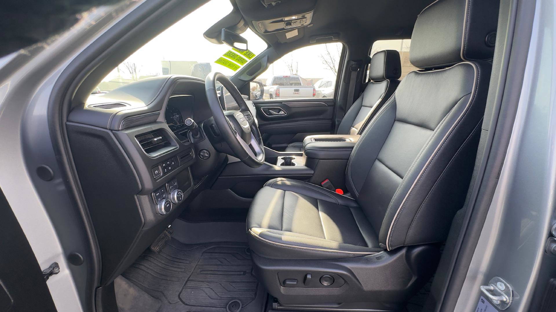 Used 2024 GMC Yukon SLT w/ SLT Luxury Package image 19