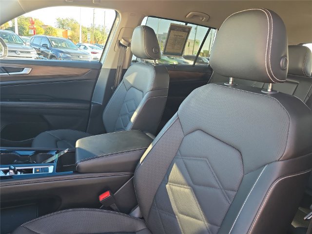 Used 2025 Volkswagen Atlas SE AWD/4WD image 17