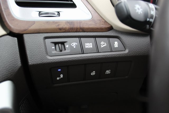 Used 2018 Hyundai Santa Fe Limited w/ Cargo Package image 17