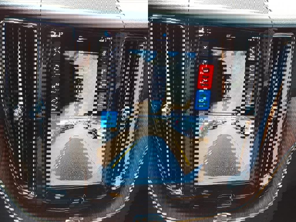 Certified 2024 Volvo XC60 B5 Plus w/ Protection Package Premier image 21