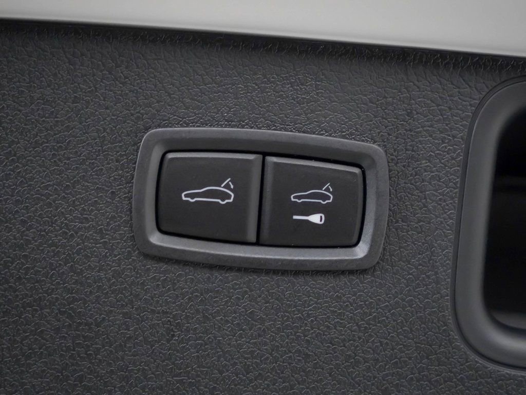 Certified 2025 Porsche Macan image 14