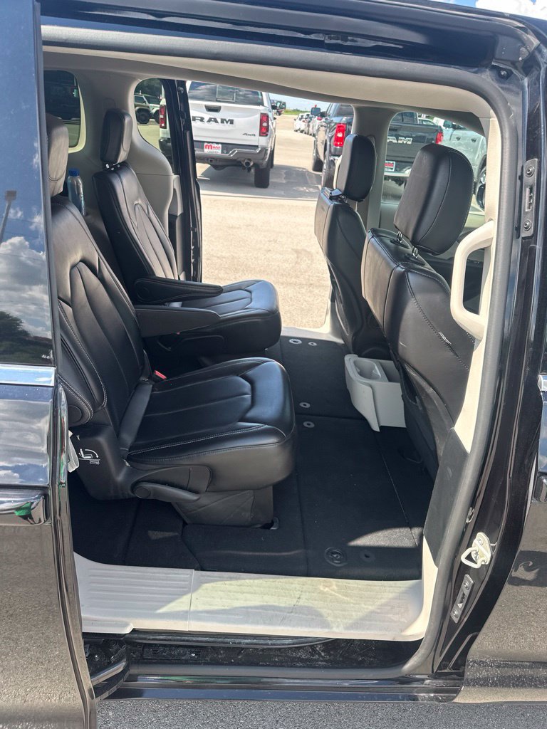 Used 2024 Chrysler Pacifica Touring-L FWD image 11