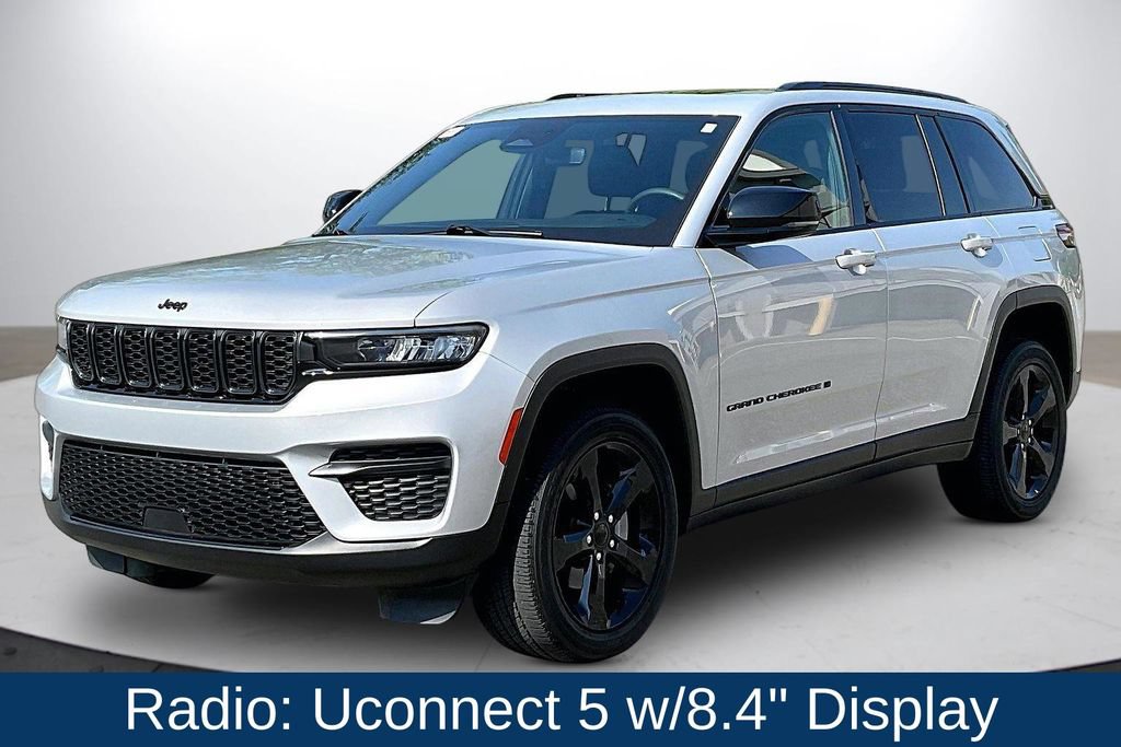 Used 2023 Jeep Grand Cherokee Altitude AWD/4WD image 4