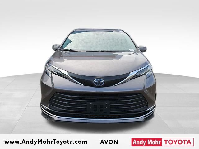 Used 2022 Toyota Sienna XLE w/ XLE Plus Package image 3