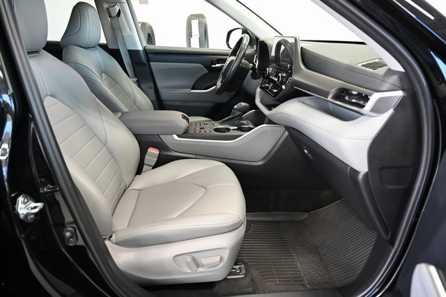 Used 2023 Toyota Highlander XLE image 11
