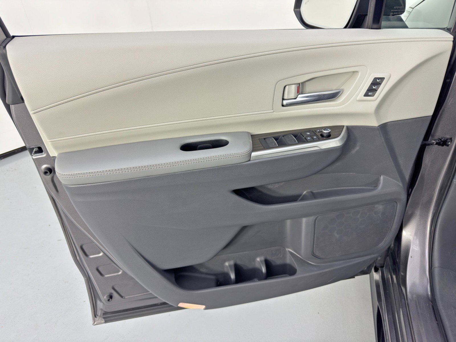 Used 2024 Toyota Sienna Limited image 48