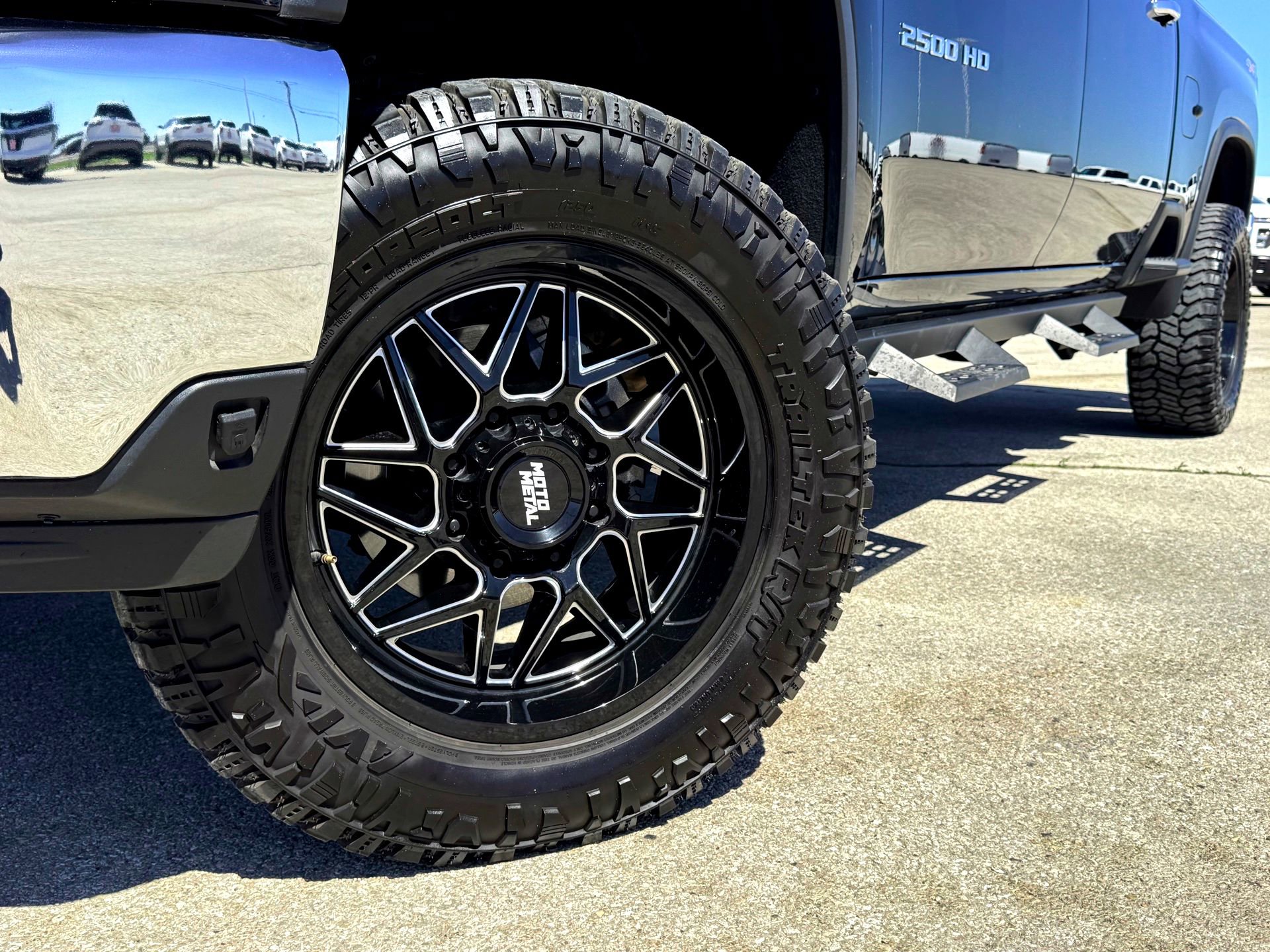 Used 2024 Chevrolet Silverado 2500 LTZ image 2