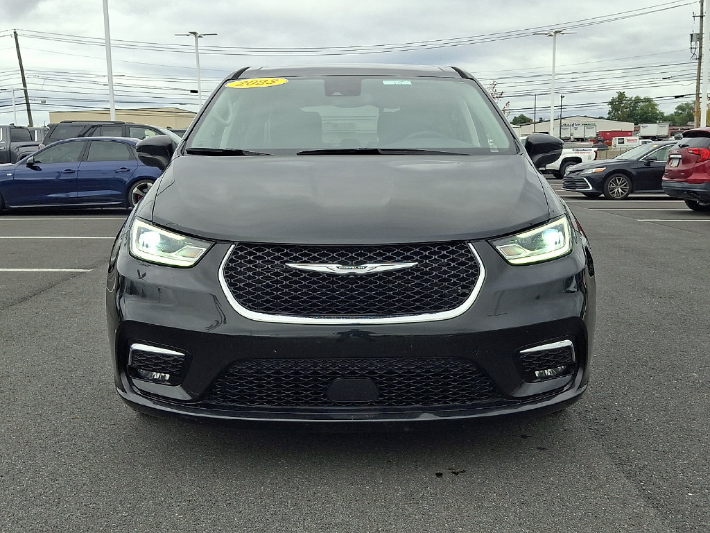 Used 2023 Chrysler Pacifica Touring-L FWD image 2