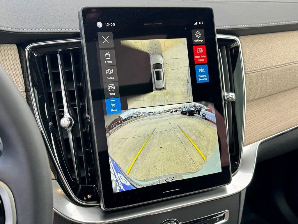 New 2026 Volvo XC90 B6 Plus w/ Protection Package Premier image 24