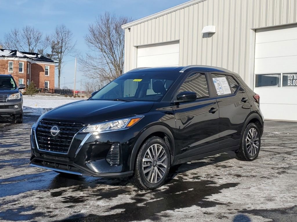 Used 2022 Nissan Kicks SV image 3
