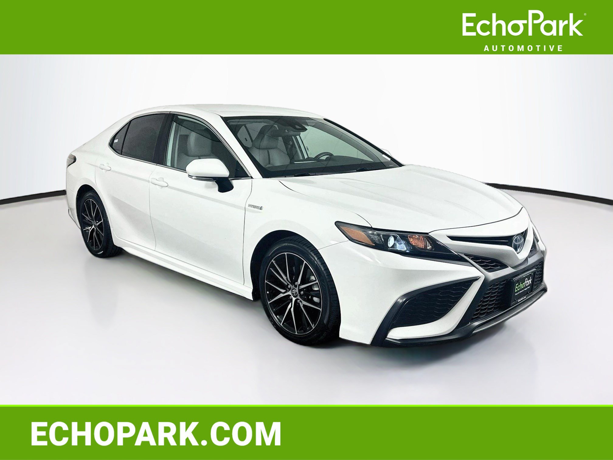 Used 2021 Toyota Camry SE w/ Cold Weather Package FWD image 1