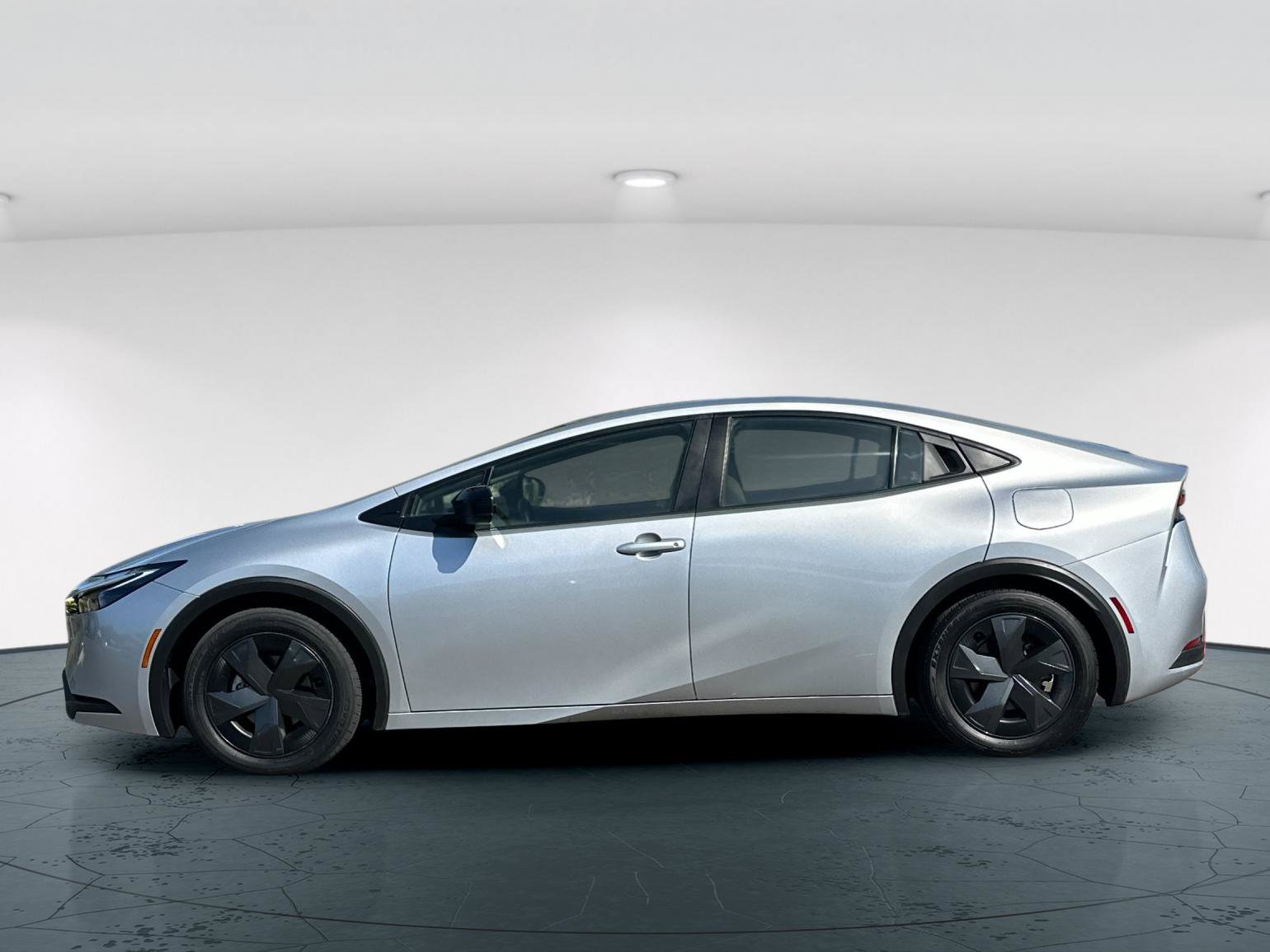 Used 2024 Toyota Prius LE FWD image 3