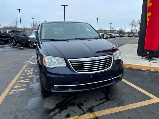 Used 2016 Chrysler Town & Country Limited image 3