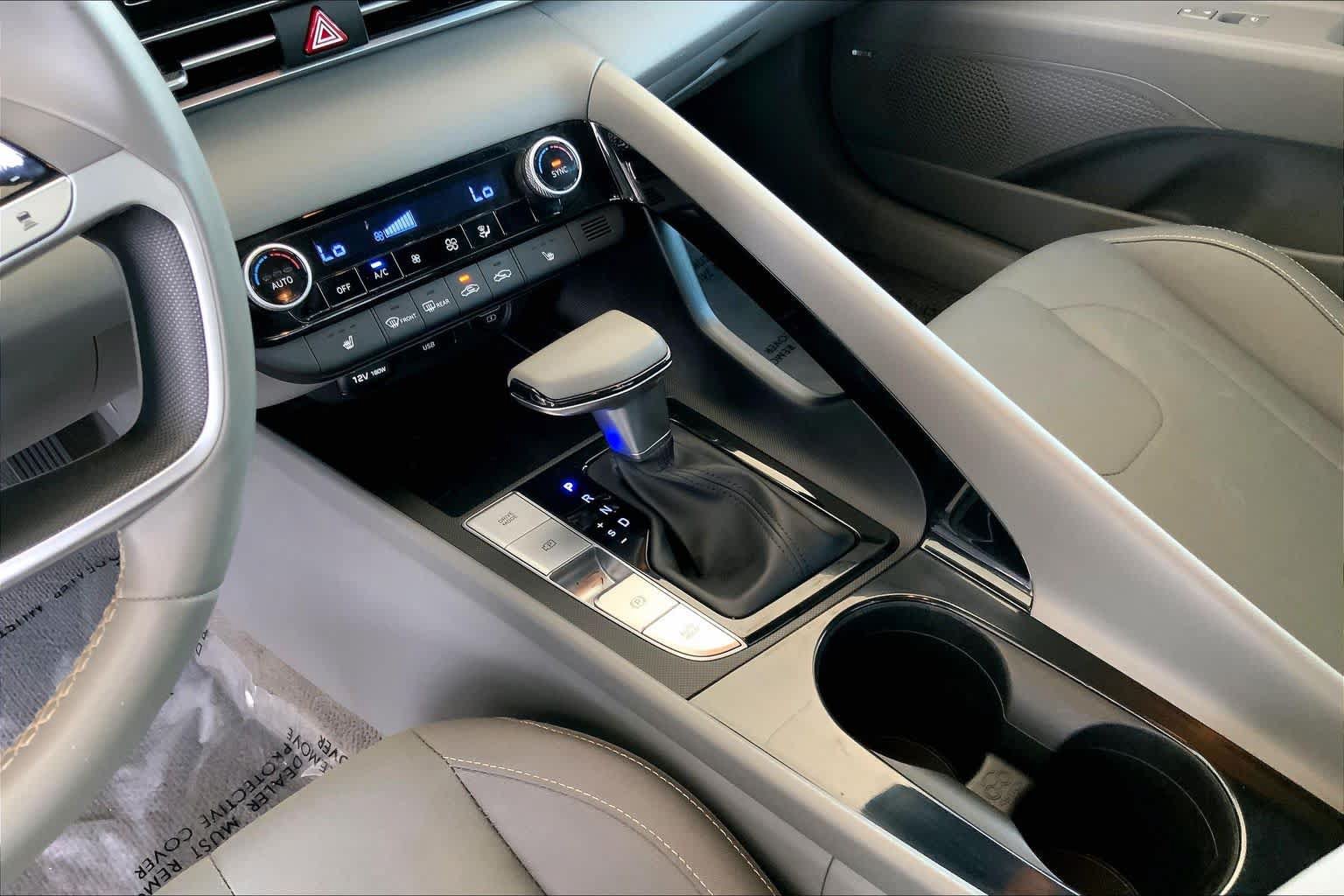 Used 2022 Hyundai Elantra SEL w/ Convenience + Premium Package FWD image 17