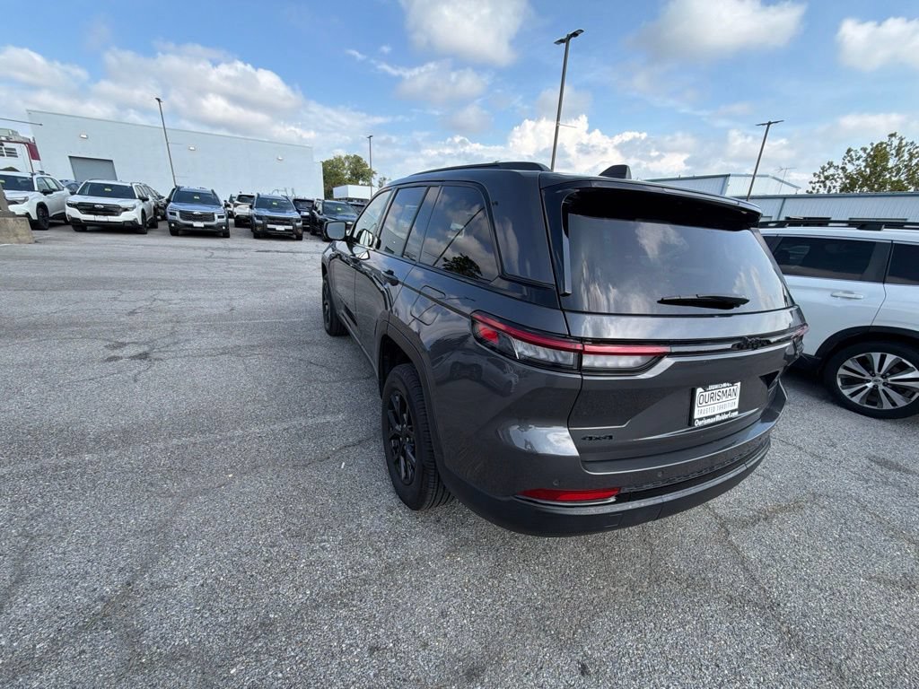 Used 2024 Jeep Grand Cherokee Laredo AWD/4WD image 7