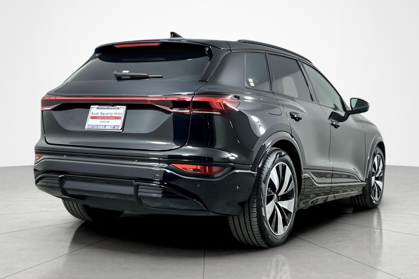 Used 2025 Audi SQ6 e-tron Premium w/ Convenience Package AWD/4WD image 5