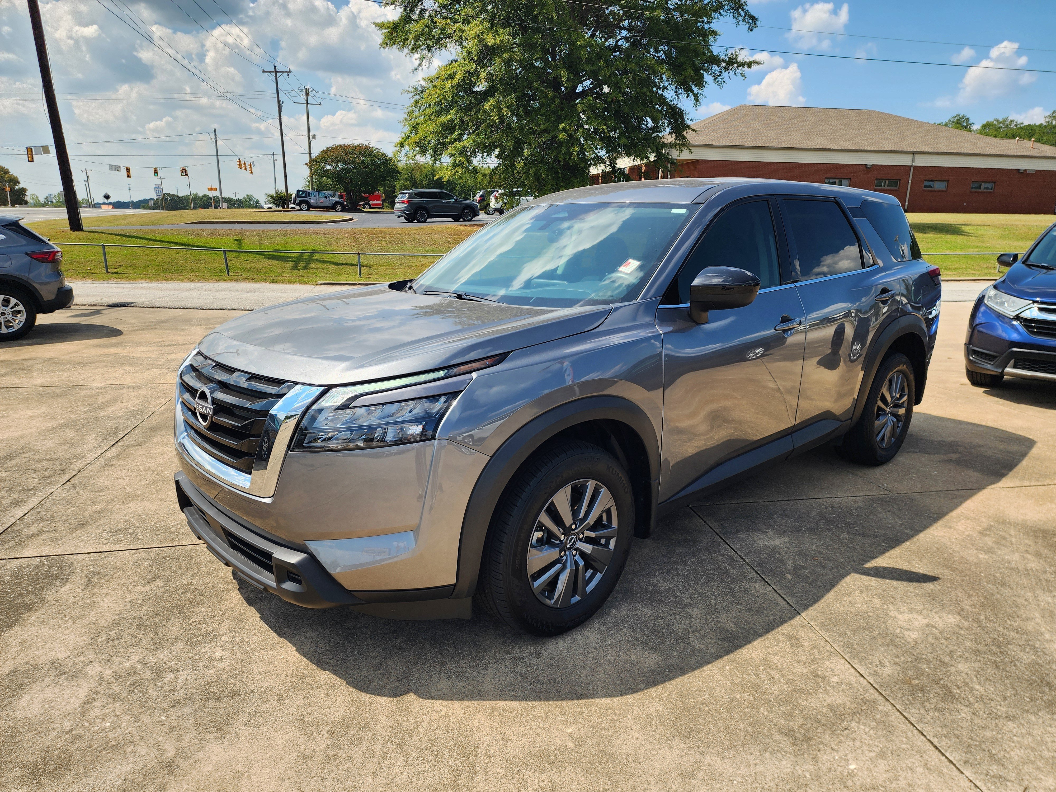 Used 2024 Nissan Pathfinder S image 9