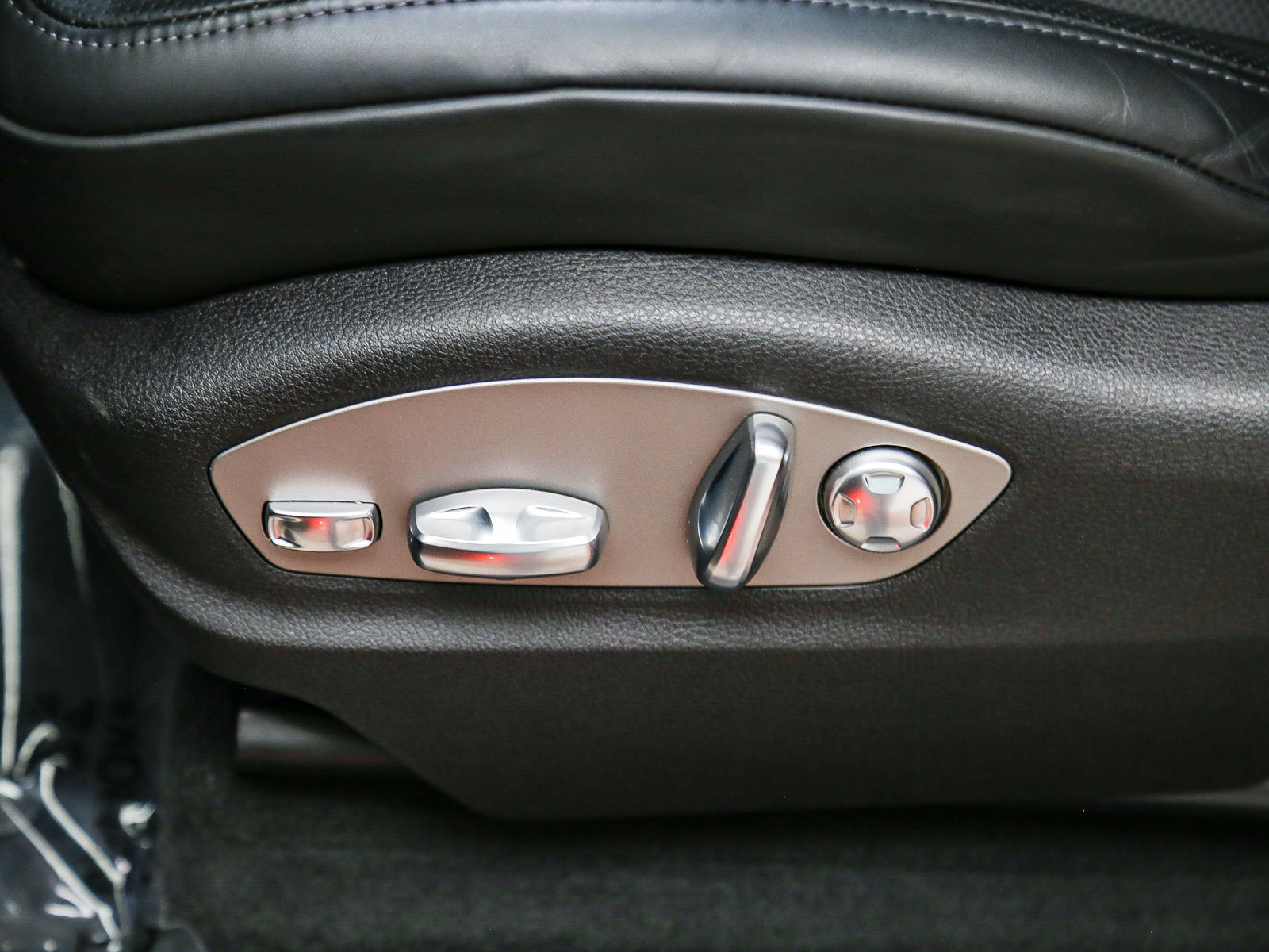 Certified 2026 Porsche Macan AWD/4WD image 25