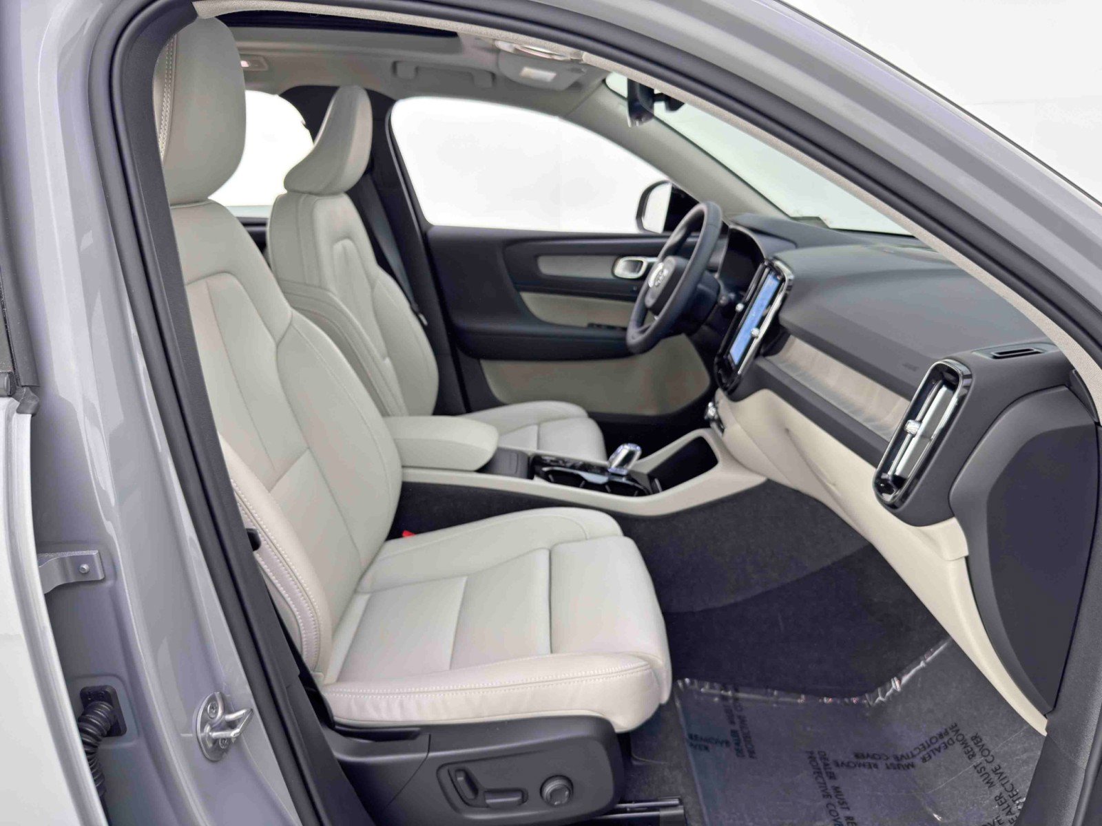 Used 2024 Volvo XC40 B5 Ultimate w/ Protection Package Premier image 16