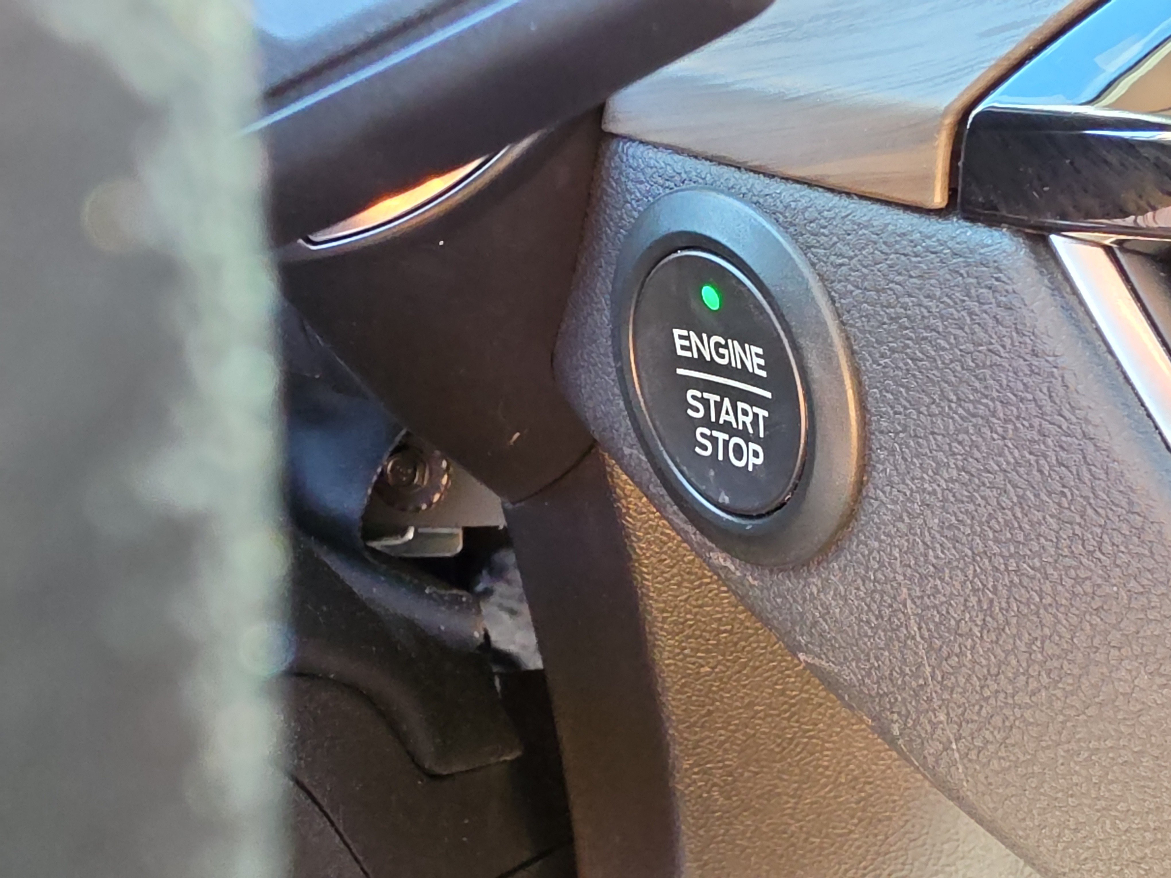 Used 2020 Ford Escape Titanium FWD image 28