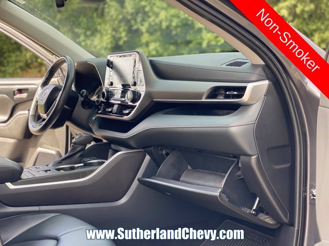 Used 2022 Toyota Highlander XLE AWD/4WD image 19
