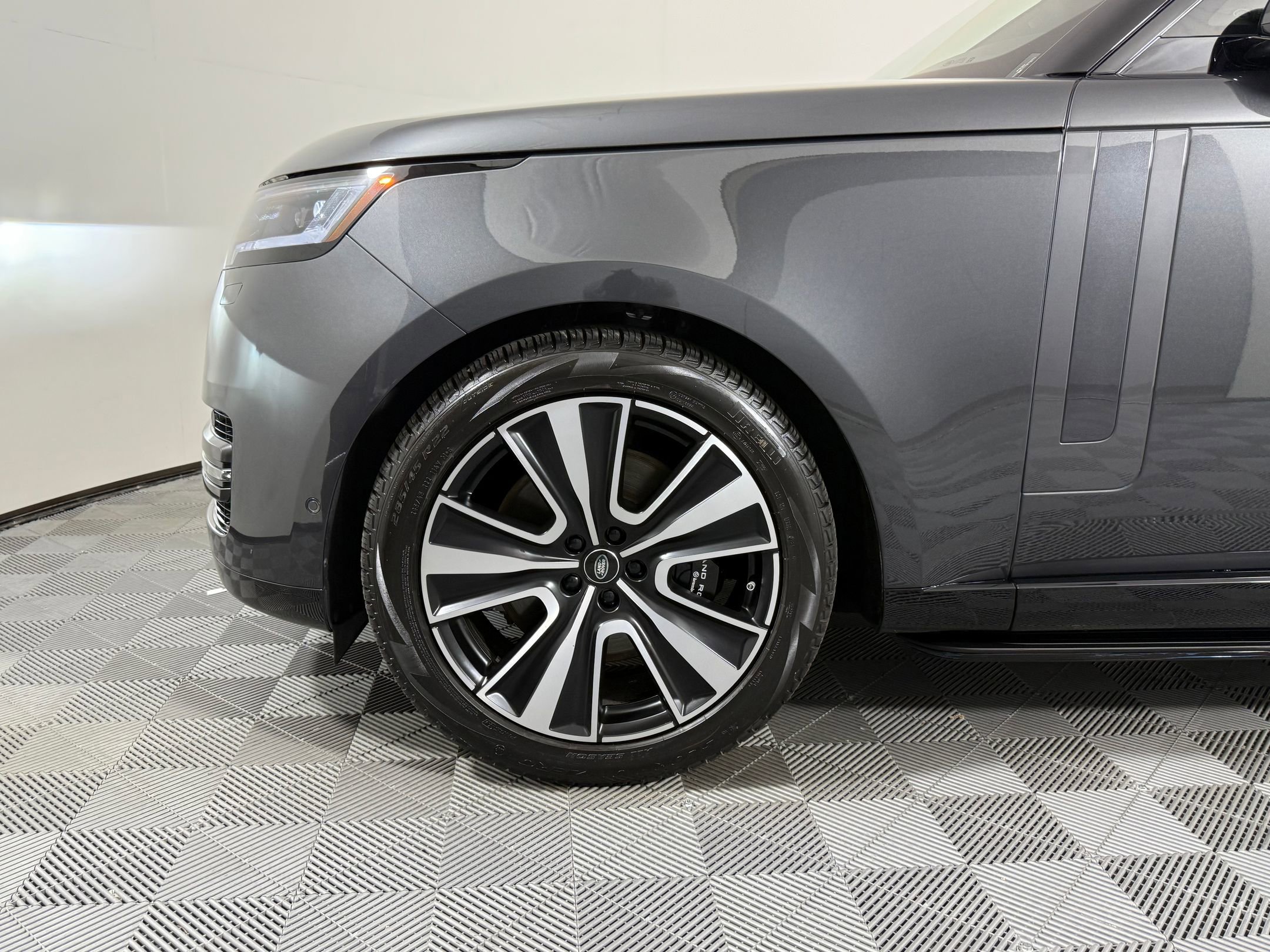 Used 2025 Land Rover Range Rover Long Wheelbase SE image 12