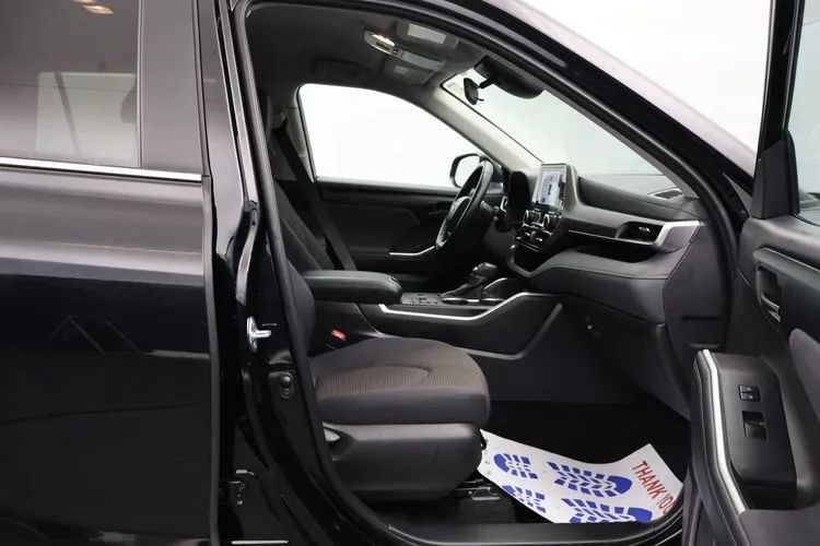 Used 2025 Toyota Highlander LE FWD image 17