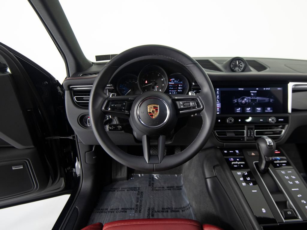 Certified 2025 Porsche Macan AWD/4WD image 17