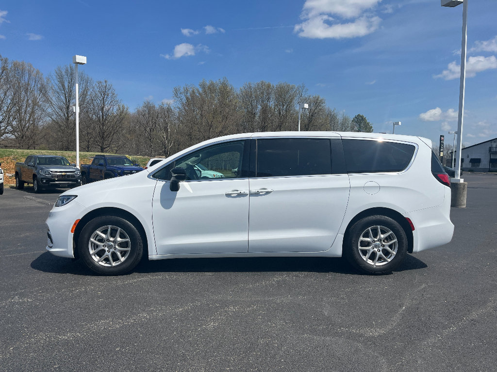 Used 2024 Chrysler Pacifica Touring-L image 4