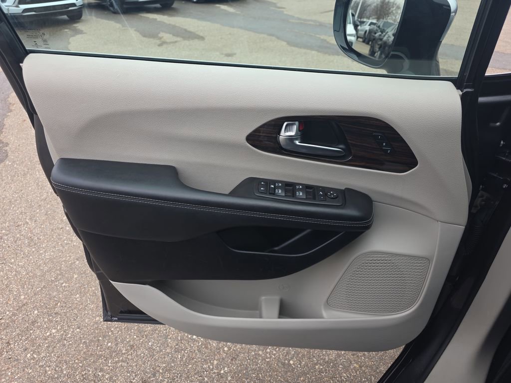 Used 2023 Chrysler Pacifica Limited FWD image 28