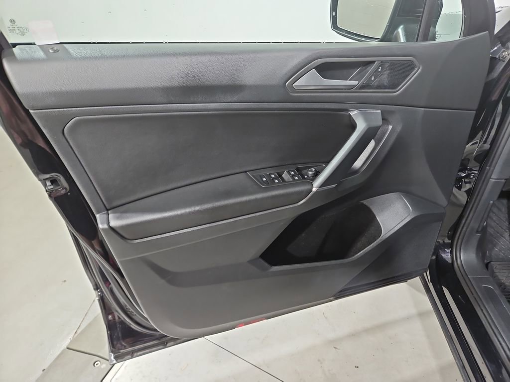 Used 2020 Volkswagen Tiguan SE w/ Panoramic Sunroof Package AWD/4WD image 11