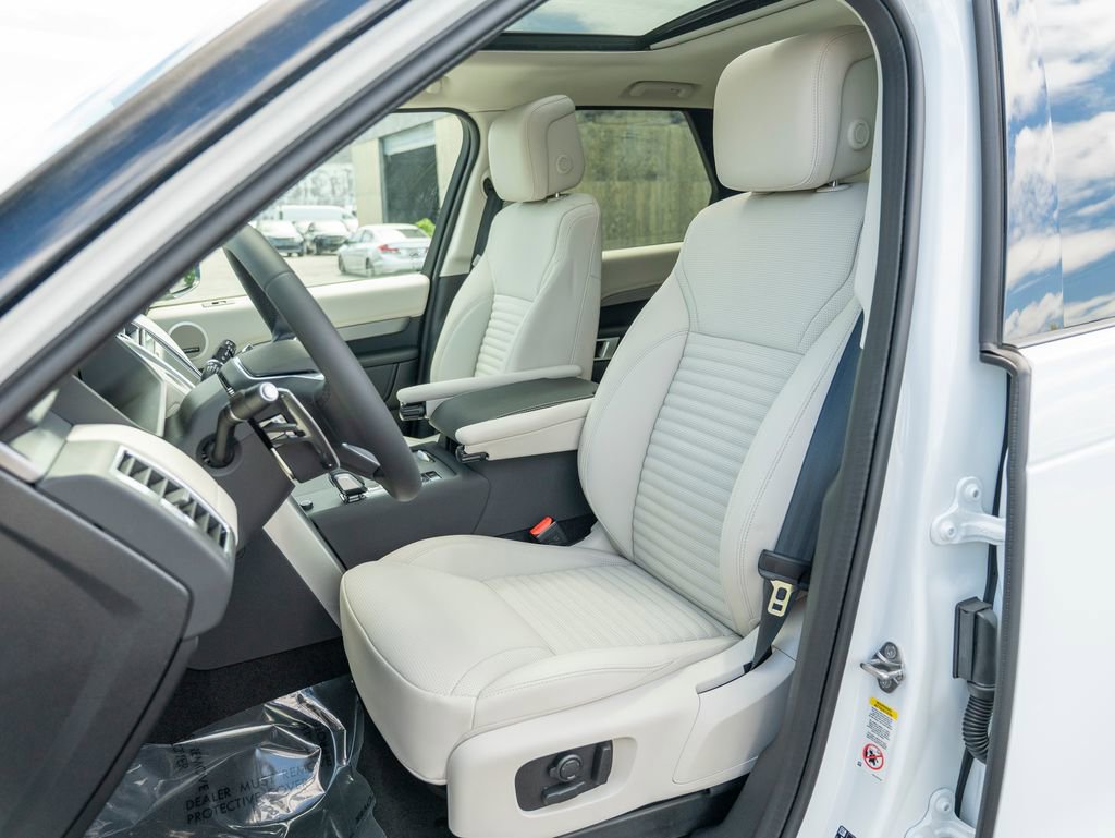 New 2025 Land Rover Discovery Dynamic SE image 18