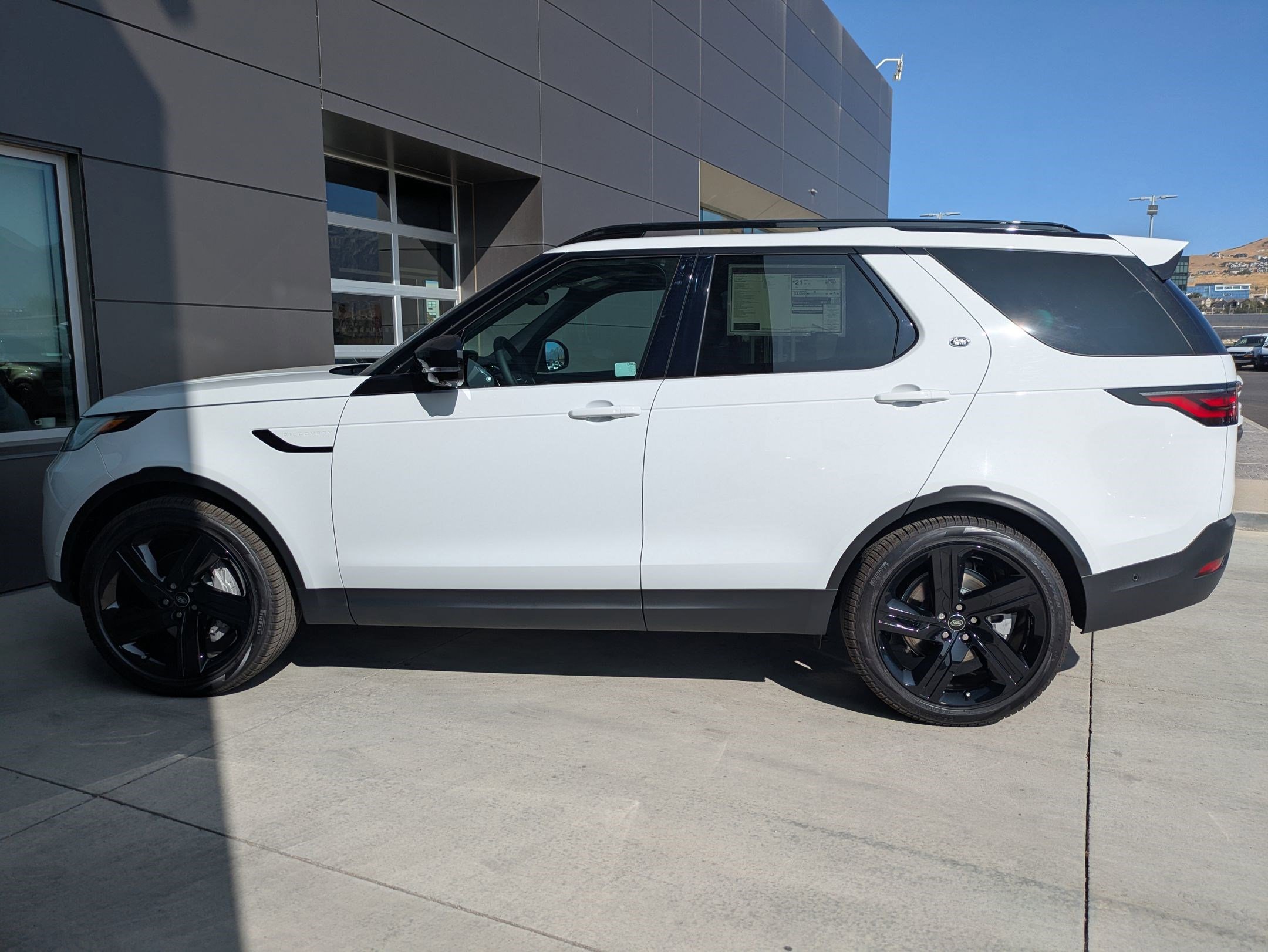 New 2025 Land Rover Discovery S image 9