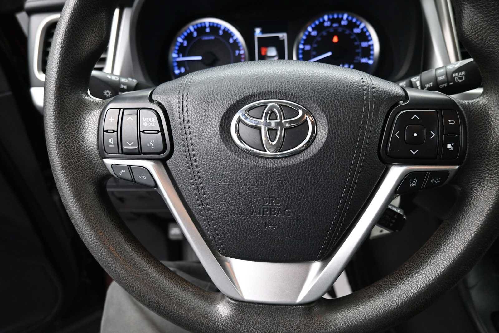 Used 2019 Toyota Highlander LE AWD/4WD image 6