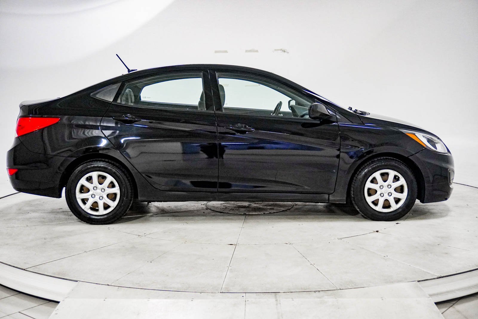 Used 2013 Hyundai Accent GLS image 11