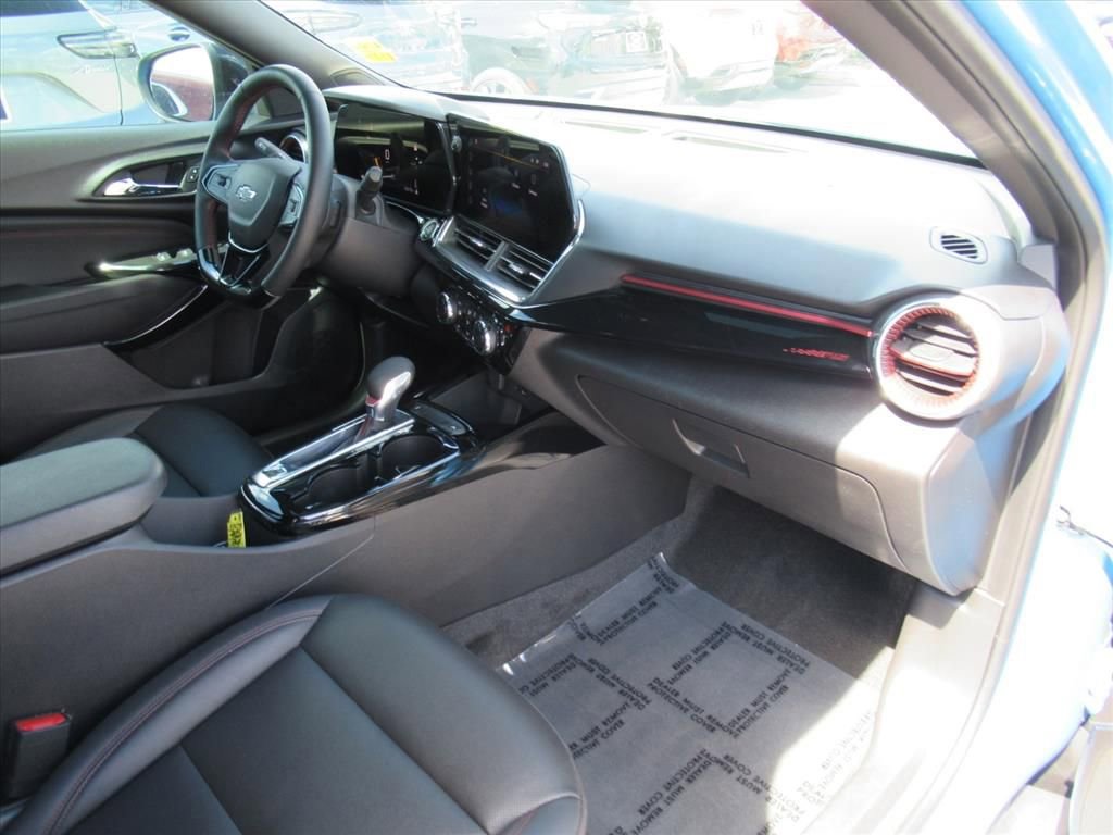 Used 2025 Chevrolet Trax RS image 10